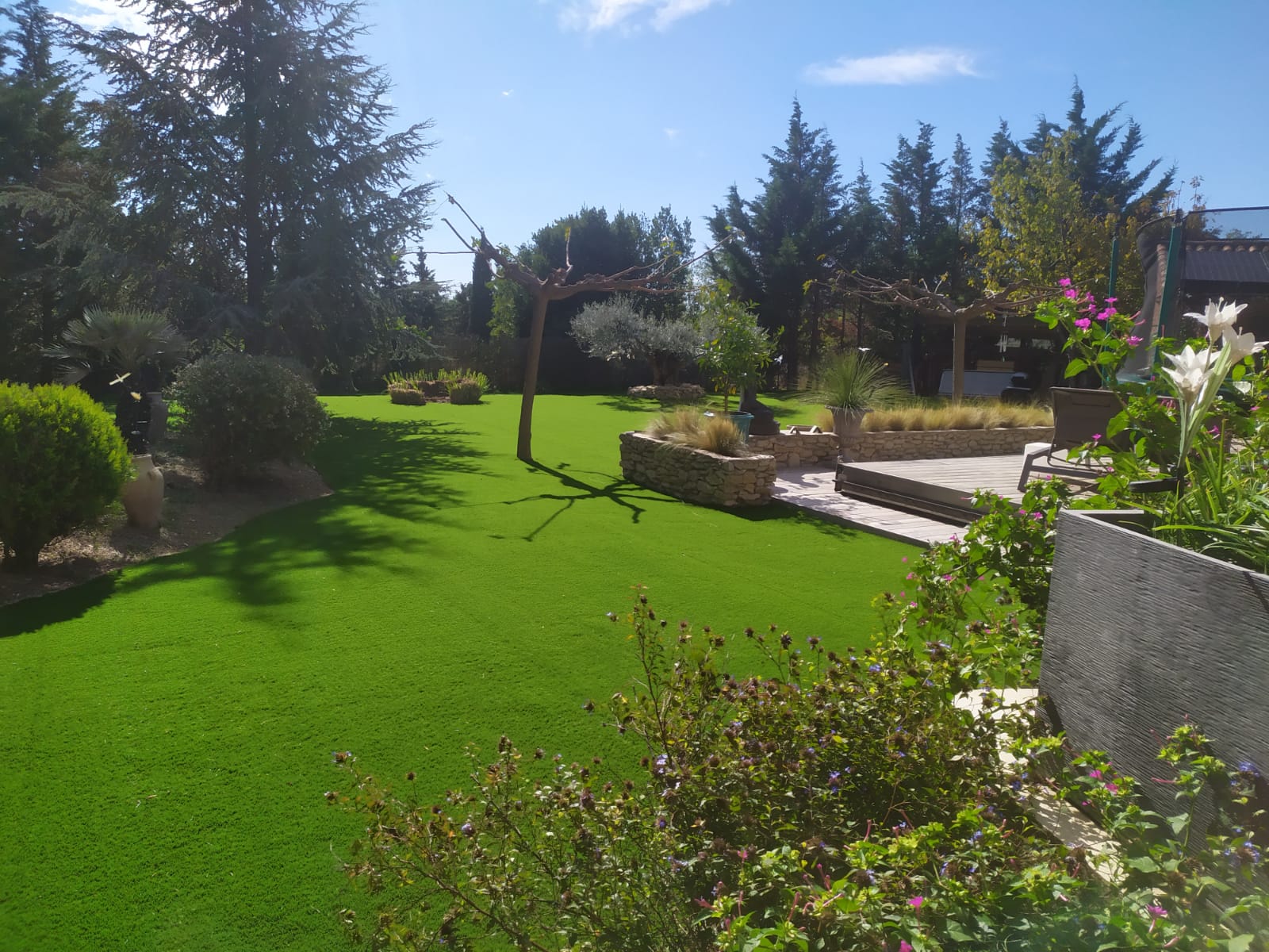 gazon-synthetique-lampes-solaires