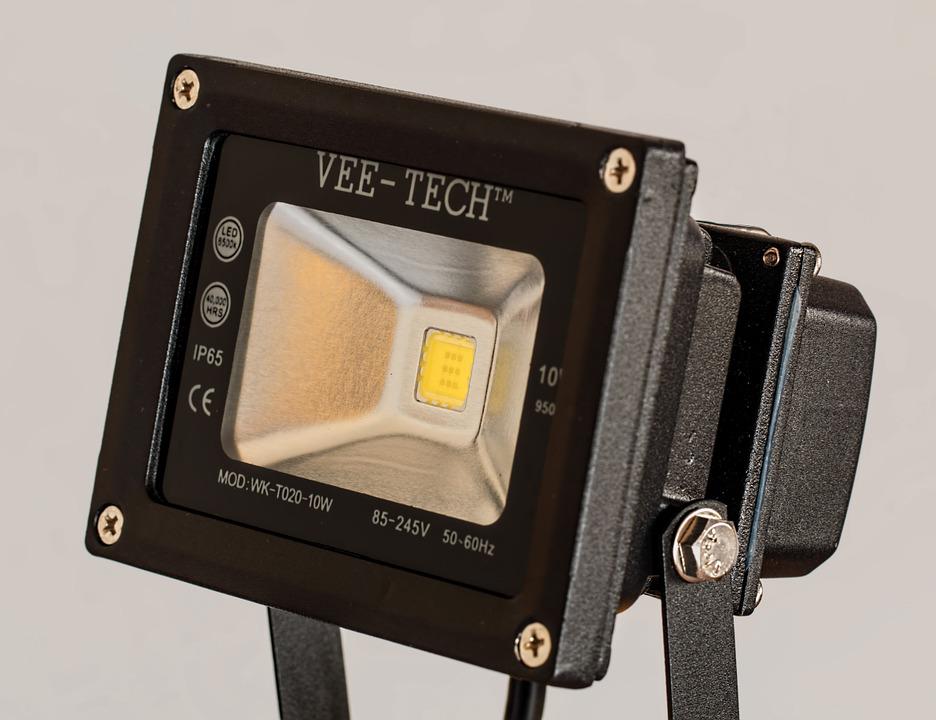 S’équiper de projecteurs LED pour éclairer son extérieur