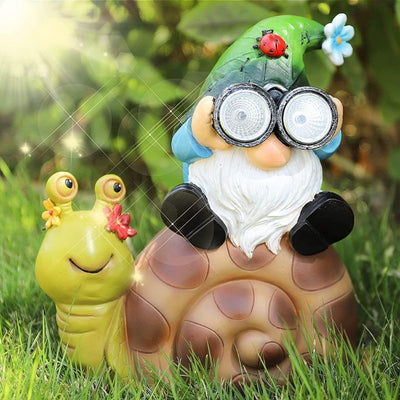 Escargot solaire avec nain de jardin