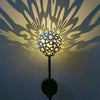 Lampe solaire boule sur piquet fleur
