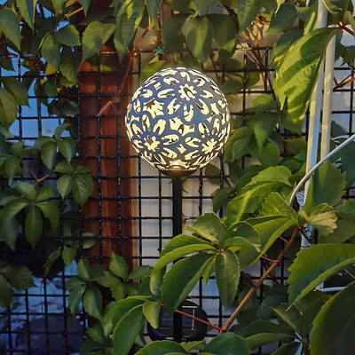 Lampe solaire boule sur piquet jardin fleur
